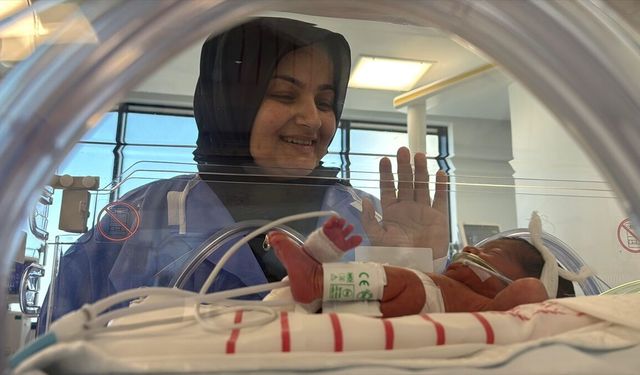 İzmir Şehir Hastanesi'nde yapılan anne karnı operasyonla Güneş ve Hüseyin Aydın'ın bebekleri sağlıklı bir şekilde doğdu