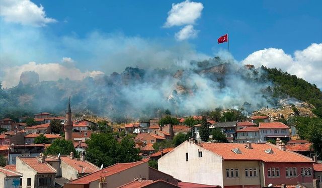 Kütahya Paşam Sultan Mahallesi'ndeki Kütahya Kalesi'nin çevresinde yangın