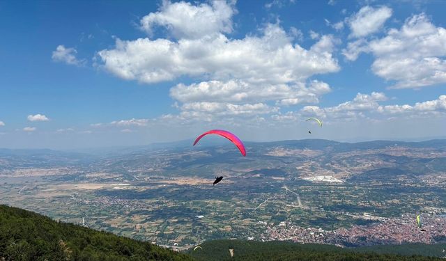 Simav'daki yamaç paraşütü mücadelesine katılan Emine İnan, Utku Berk Ersoy ve Berkhan Bayraktar birinci oldu