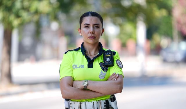 İzmir'de çalışan trafik polisi Duygu Akbulut, trafik ve minderde kurallara uyulması için düdük çalıyor
