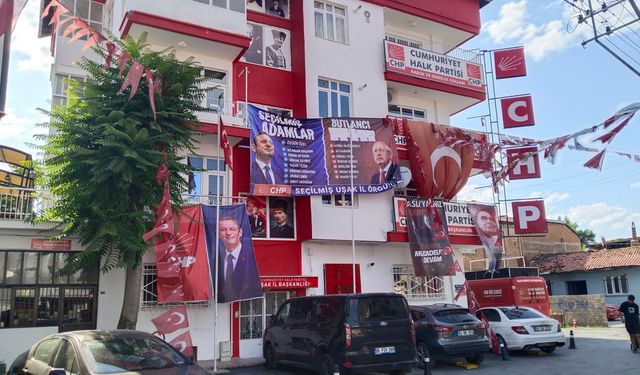 Uşak Köme Mahallesi'ndeki parti binasına asılan pankartlar dikkat çekti