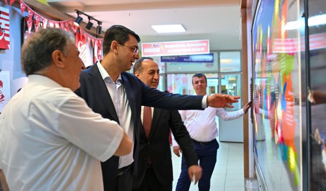 Uşak Mahmut Özgöbek'teki öğrencilerin dondurma talebini geri çevirmedi