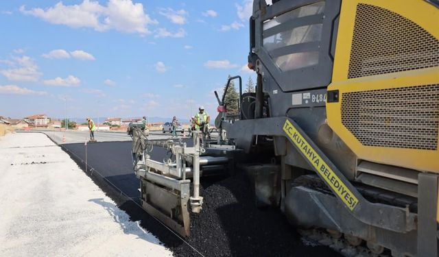 Kütahya Akkent Mahallesi Şehit Polis Melih Çimen Caddesi asfaltlanıyor