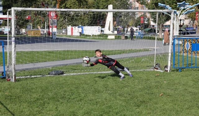 Kütahya Belediyesi Spor İşleri Müdürlüğü, çocuklar için penaltı turnuvası düzenledi