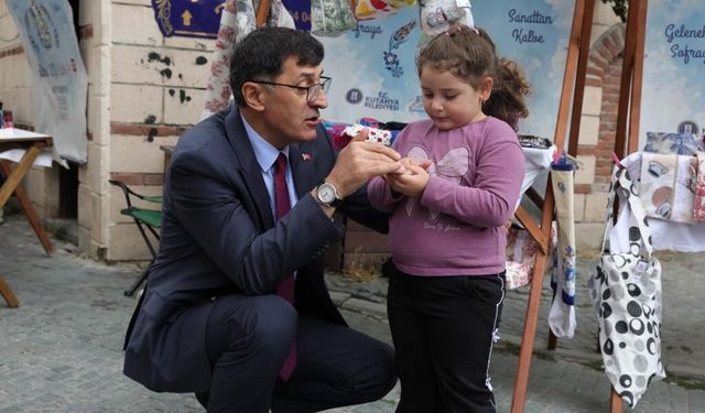 Kütahya'nın tarihini yansıtan Germiyan Sokak'ta esnaf ziyareti yaptı