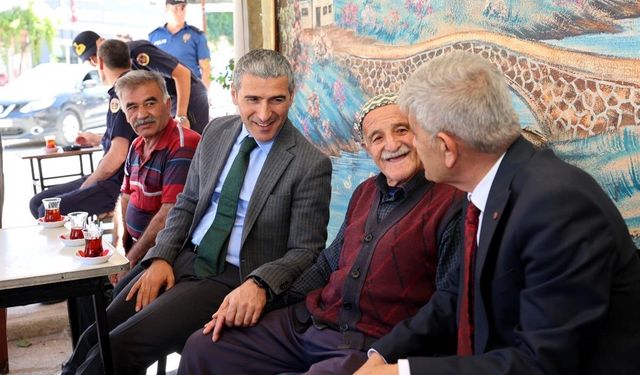 Hocalar ve Kızılören'i ziyaret eden Afyon Valisi Aktaş, burada vatandaşla sohbet etti