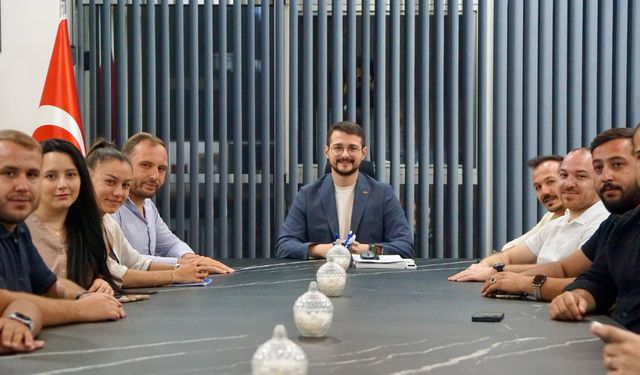 AK Parti Uşak İl Gençlik Kolları Başkanlığı'nı bırakan İsmet Özkan, parti teşkilatıyla vedalaştı