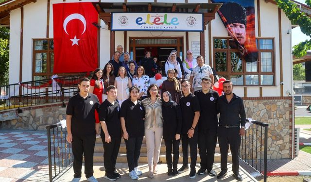 Uşak'ta özel bireylerin çalıştığı El Ele Engelsiz Kafe açıldı