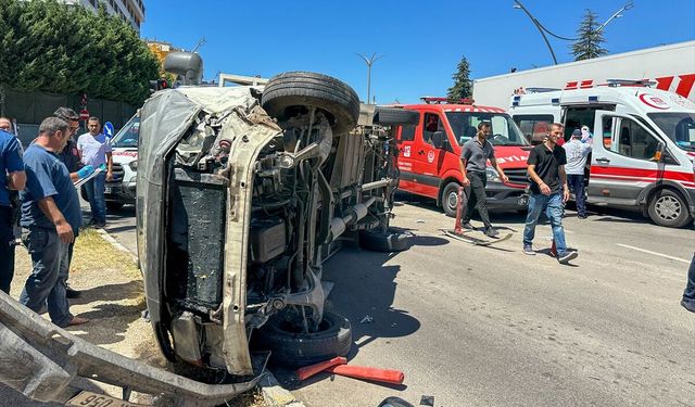 Uşak Gazi Bulvarı'ndaki kazada 4 kişi yaralandı