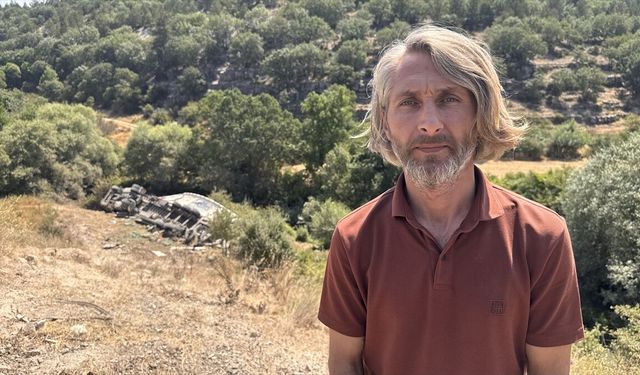 Afyon ve Kütahya arasında köpeklere çarpmamak için dümeni kıran Burhanettin Kavak, tırıyla uçuruma devrildi