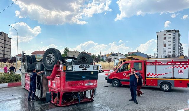 Uşak'ta yangına giden itfaiye ekipleri kaza yaptı! 2 itfaiyeci hastaneye kaldırıldı!
