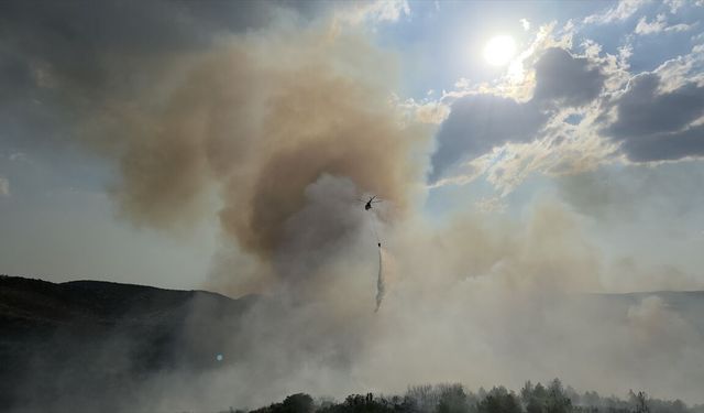 Kula Seyitali Mahallesi'nde çıkan yangına müdahale ediliyor