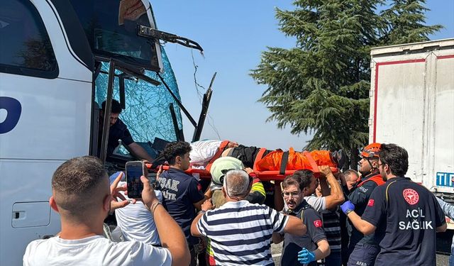 Uşak Ürünköy kavşağında kaza! Yolcu otobüsü ve kamyon çarpıştı!