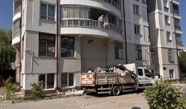 Kütahya'daki emekli profesörün evinden kamyon dolusu çöp çıktı