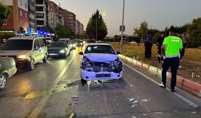 Uşak'ta ışıklarda bekleyen otomobile çapan araçtaki 3 kişi yaralandı