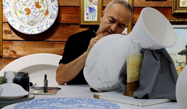 Kütahyalı çini ustası Rıdvan Aşar, Osmanlı ve Selçuklu motifleriyle sanatını sürdürüyor