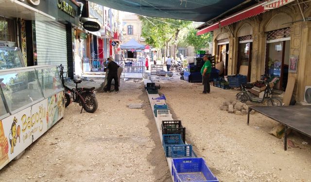 Uşak Kent Merkezi'ndeki çalışma nedeniyle oluşan tozdan şikayetçi olan esnaf, işin bir an önce bitmesini istiyor