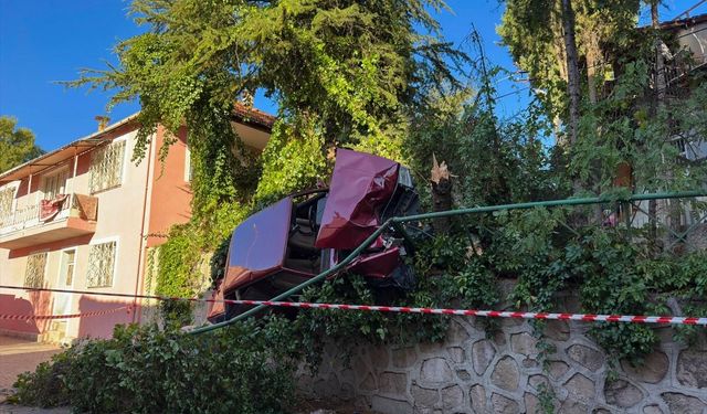 Uşak Aybey Mahallesi Eroğlu sokakta kaza yapan araç duvarda asılı kaldı