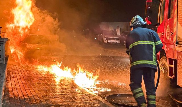 Uşak Kemalöz Mahallesi'nde park halindeki otomobil yandı! Sızan benzin nedeniyle yangın sokağa taştı