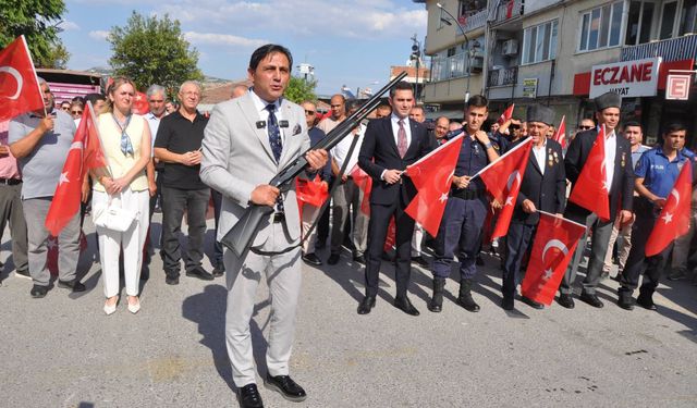 Hüseyin Kağıt ve Selendi Belediye Başkanı karşılıklı oynadılar