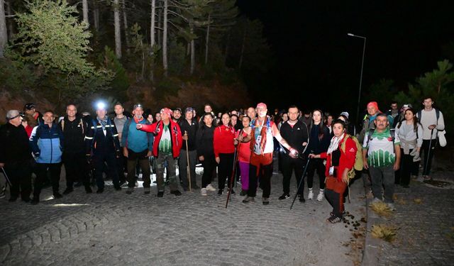 Gediz'den yükselen Spil Dağı'nın zirvesinde gün doğumunu izlediler