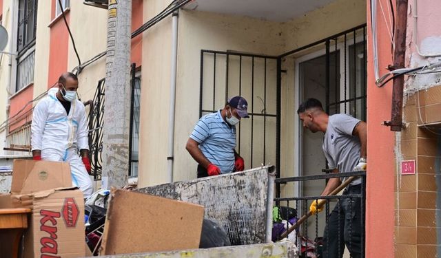 Yunusemre Barbaros'taki çöp evi temizlediler