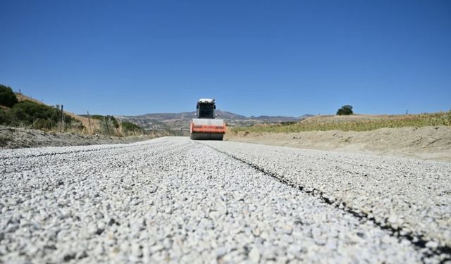 Selendi Halılar ve Harbiciler yolu 2000'den beri ilk kez bakım görüyor