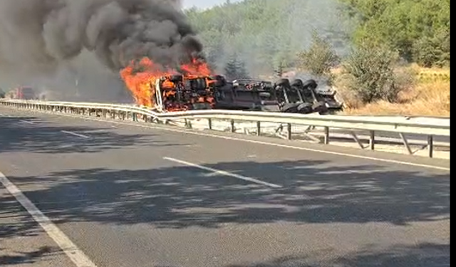 Banaz'da devrilen alkol yüklü kamyon alev aldı!