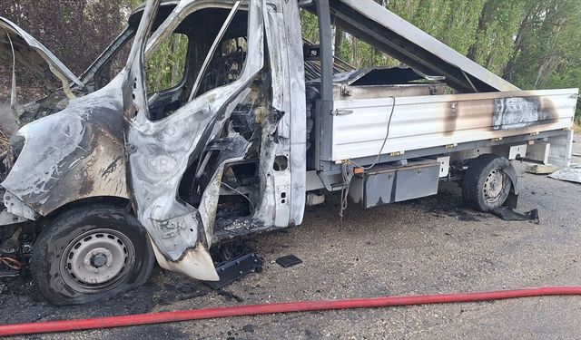 Sandıklı Başağaç köyünde seyir halindeki kamyonet yandı