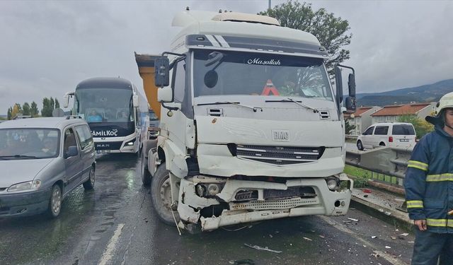 Kütahya ve Eskişehir yolunda 5 aracın karıştığı zincirleme kazada 1 kişi yaralandı