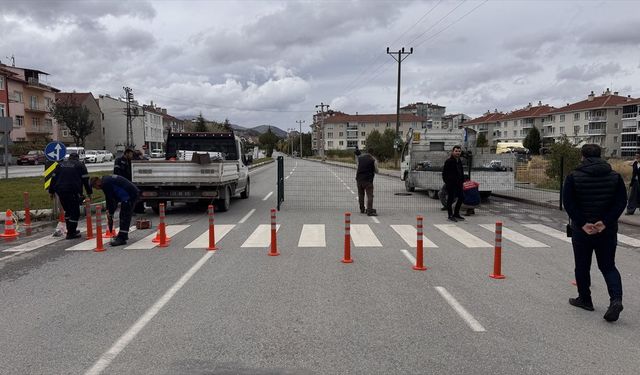 Kütahya Yunus Emre Caddesindeki geçtiği arazinin tapu sahibi mahkemeyi kazanınca yolun bir bölümü kapandı