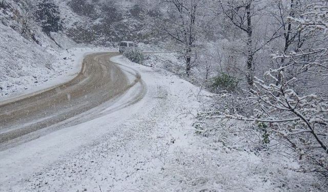 Uşak'ın komşusu Demirci ve Alaşehir'de mevsimin ilk kar yağışı