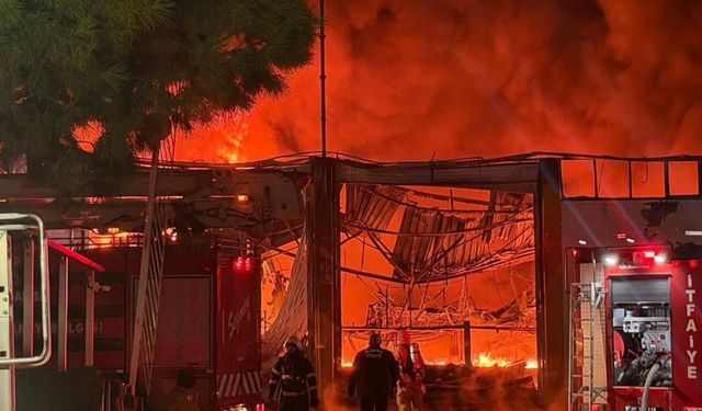 Manisa'daki akü fabrikası yangını kontrol altında