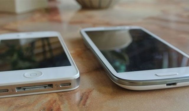 Samsung  Apple'ı ikiye katladı