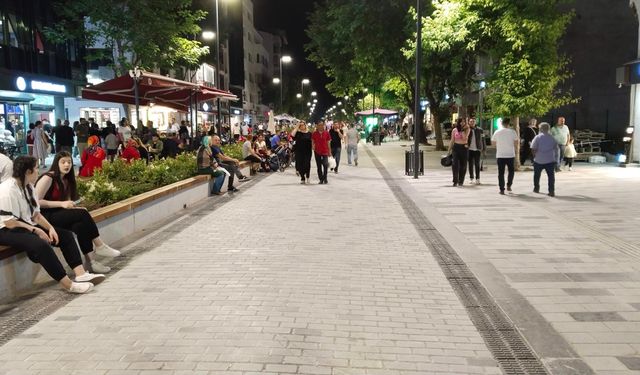 Uşak İsmetpaşa Caddesi'ne araçlar geceleri yük indirmek için girecek!