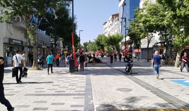 Uşak'ın en işlek caddesine adını veren İsmet İnönü'nün heykeli için tüm vatandaşlara davet!