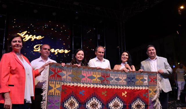 Ayşe Dinçer, Eşme'de binlerce vatandaşı coşturdu