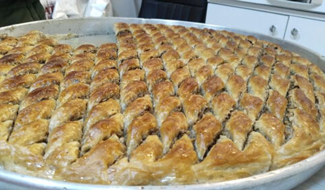 Uşak ev baklavasının kilogramı bayram önü 500 ila 1000 TL arasında değişiyor