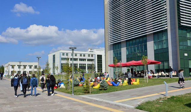 Uşak'taki 100 üniversiteliye 1000'er TL destek