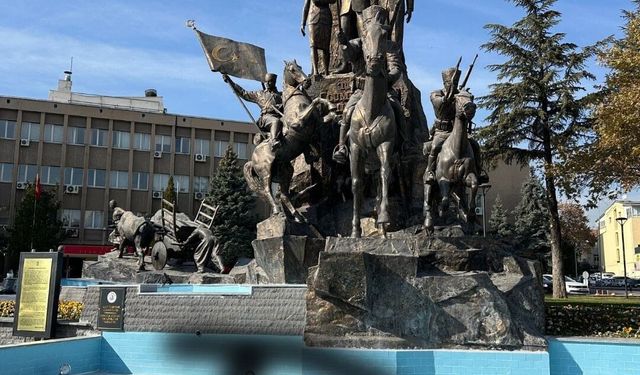 Uşak'ta YKS hazırlıkları tamamlandı! Atatürk Anıtı önünden sınav merkezine bedava servis!