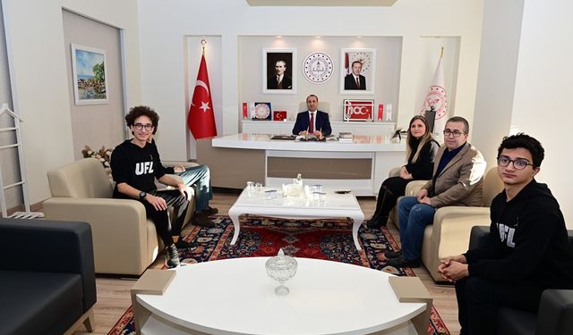 Uşak Fen Lisesi'nden Ahmet Aybars Kavi, Mert Bilgehan Tetik ve Kayra Sönmez, Bilim Olimpiyatları'nda altın madalya aldı