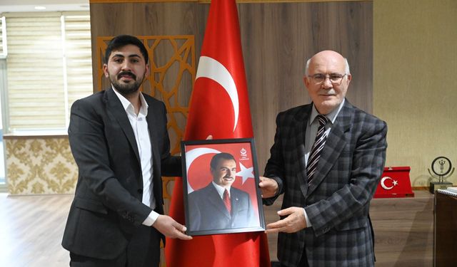 Uşak Alperen Ocakları'ndan Rektör Savaş'a Muhsin Yazıcıoğlu tablosu