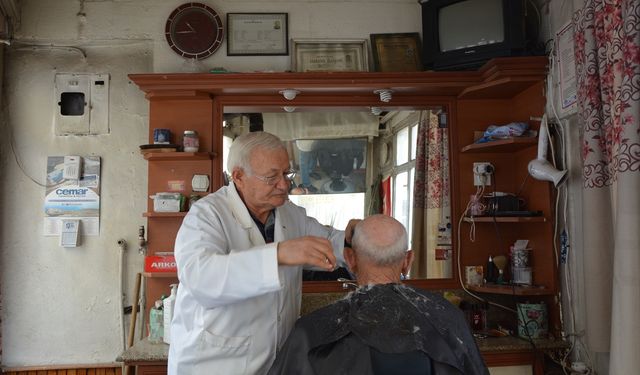 Demirci'nin 57 yıllık berberi Hasan Erşahin, çırak bulamıyor! İlk soruları para üzerine!