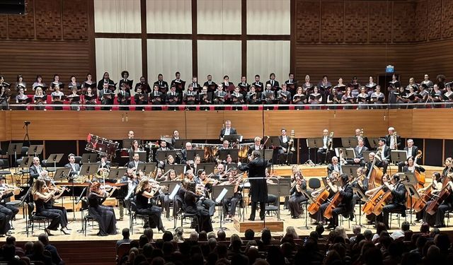 Dünyanın en prestijli sahnelerinde yer alan Marcello Rota ve orkestrası, İzmir'de  Sezen Aksu şarkıları konseri verdi