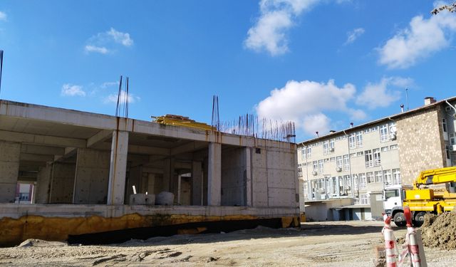 Uşak'ta 2 bin hastaya bakacak hastanenin inşaatı neden devam etmiyor?
