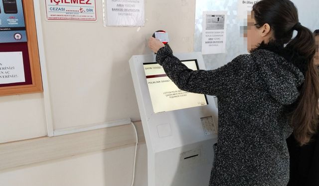 Uşak'taki sağlık ocaklarında bulunan kiosk cihazları, enfeksiyon yayılımını az da olsa önlüyor