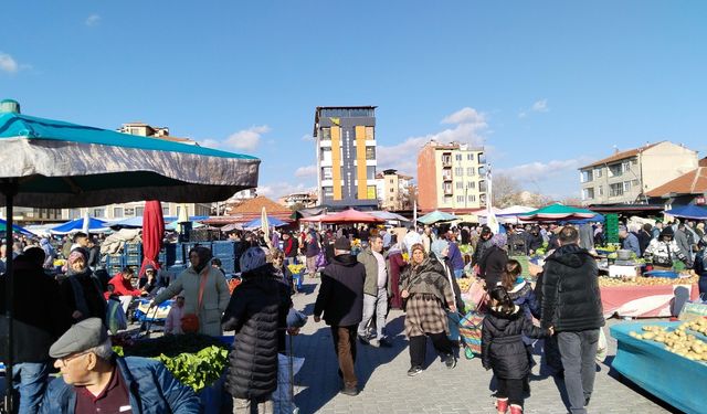 Uşak'ta bugün hava ısındı! Vatandaşın büyük bölümü soluğu fiyatların arttığı Çarşamba pazarında aldı