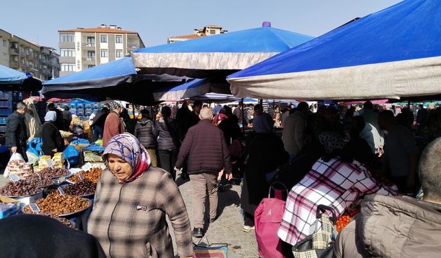 Uşak'ın Çarşamba Pazarı'nda fiyatlar, 5 gün önceye nazaran ciddi anlamda düştü