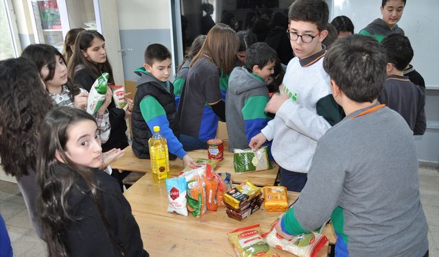 Kütahya Şehitler Ortaokulu öğrencileri ihtiyaç sahiplerine ramazan kolisi hazırlıyor