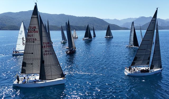 Marmaris'te üniversiteli 300 yelkenci kıyasıya yarıştı